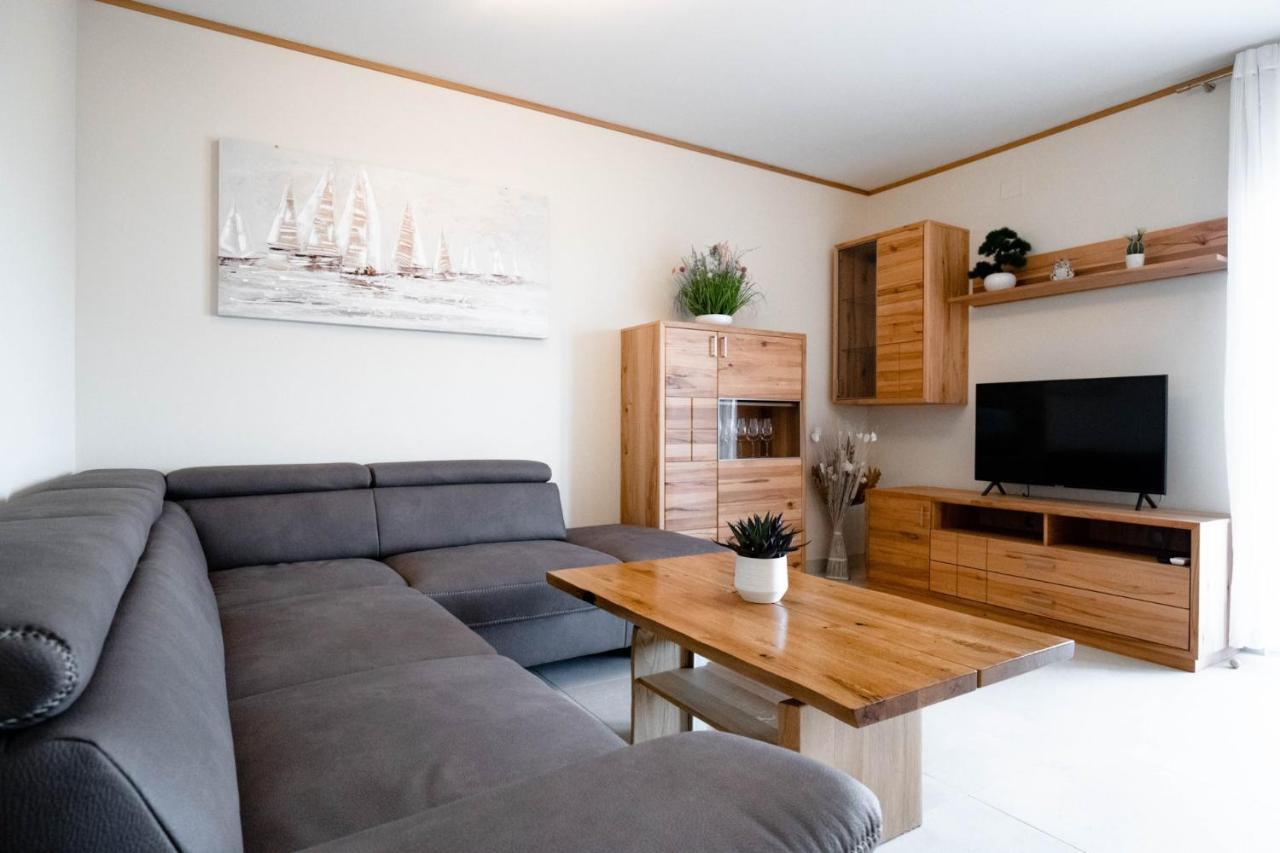 Beachfront Reiterer Villa V2 With Seaview 30 Meters From The Beach - Crowonder Luxury Rent Privlaka  Exterior foto