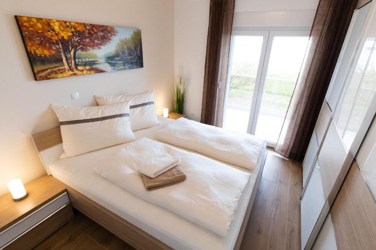 Beachfront Reiterer Villa V2 With Seaview 30 Meters From The Beach - Crowonder Luxury Rent Privlaka  Exterior foto