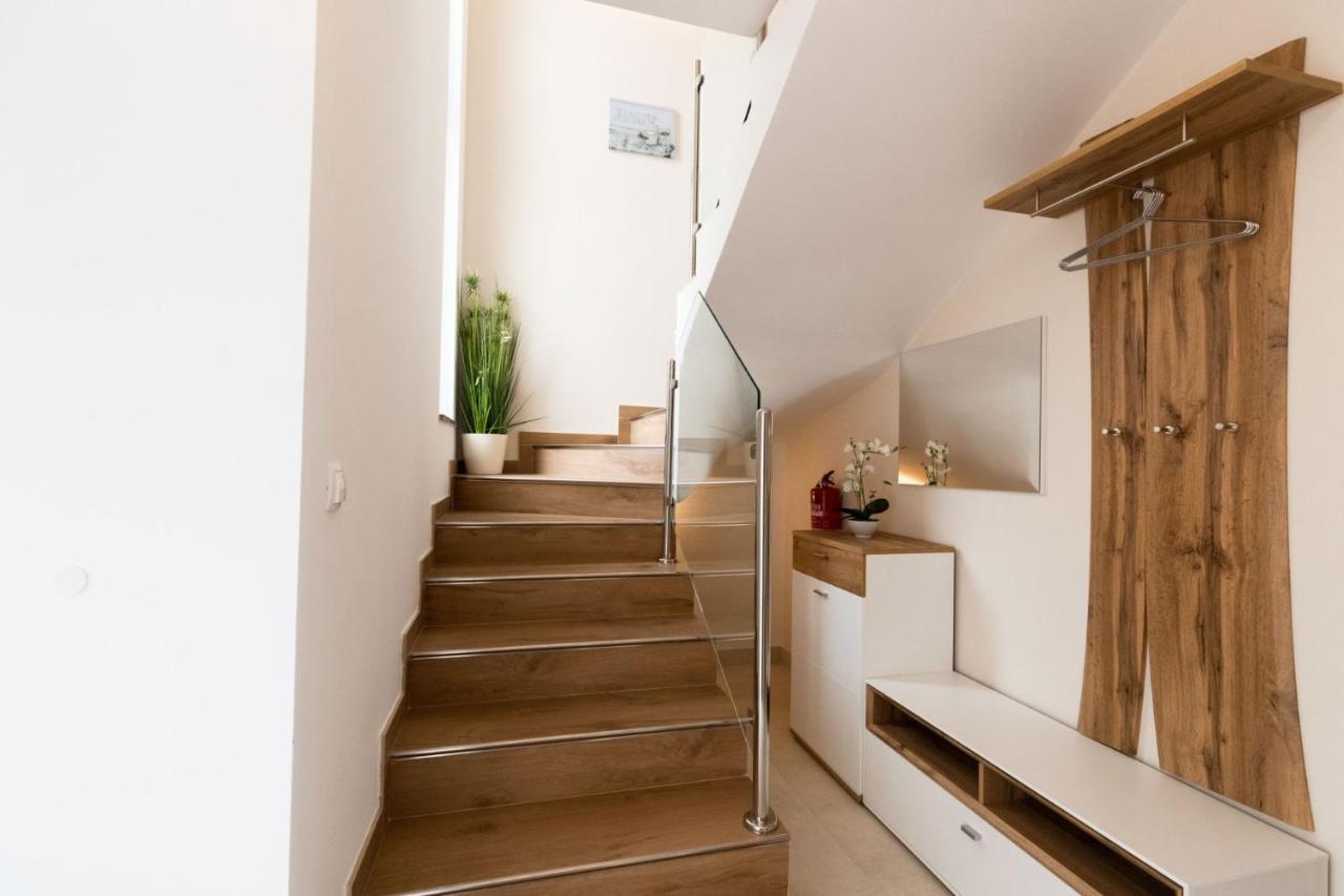 Beachfront Reiterer Villa V2 With Seaview 30 Meters From The Beach - Crowonder Luxury Rent Privlaka  Exterior foto